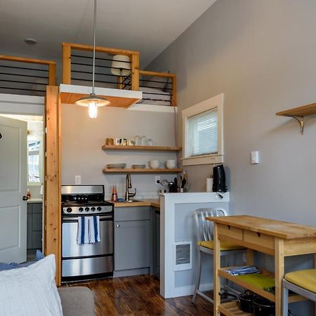Tiny House By Kabino Mini Modern Tiny Home Heart Of Green Lake Pet Friendly Wifi Loft Up Ladder Plus Sleeper Sofa Seattle Exteriör bild