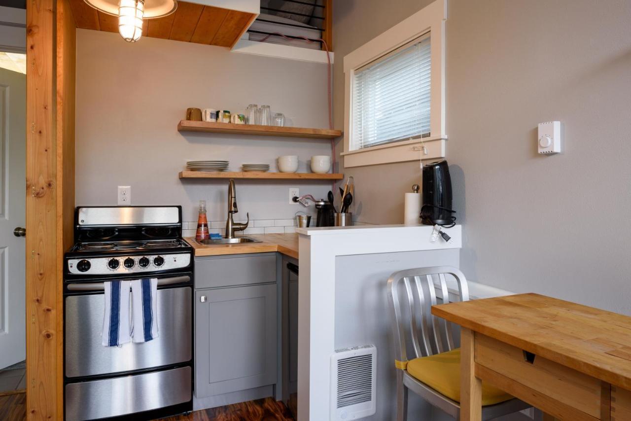Tiny House By Kabino Mini Modern Tiny Home Heart Of Green Lake Pet Friendly Wifi Loft Up Ladder Plus Sleeper Sofa Seattle Exteriör bild