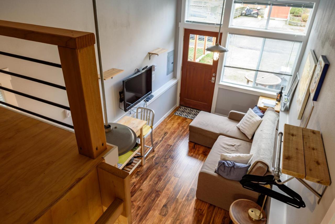 Tiny House By Kabino Mini Modern Tiny Home Heart Of Green Lake Pet Friendly Wifi Loft Up Ladder Plus Sleeper Sofa Seattle Exteriör bild
