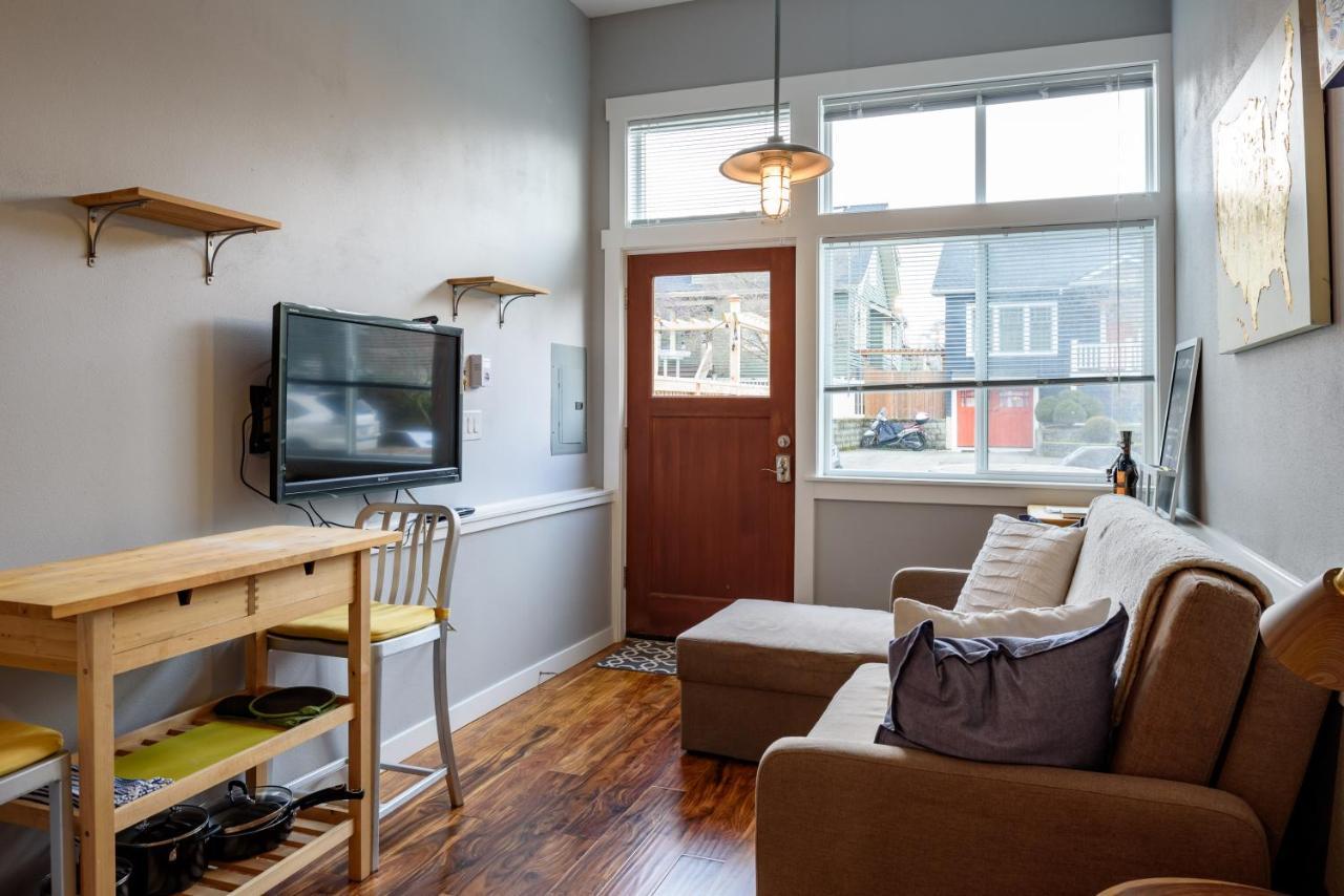 Tiny House By Kabino Mini Modern Tiny Home Heart Of Green Lake Pet Friendly Wifi Loft Up Ladder Plus Sleeper Sofa Seattle Exteriör bild