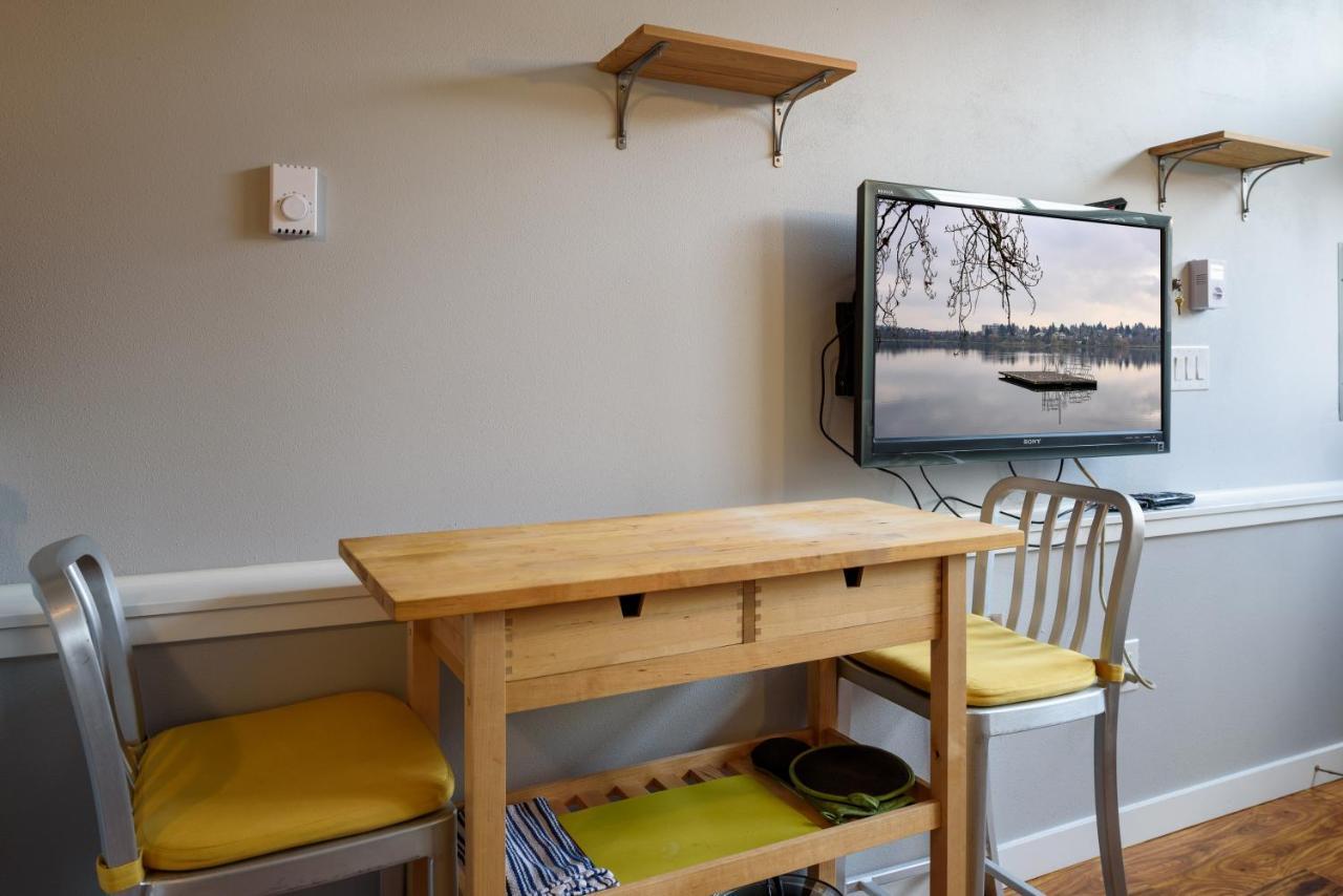 Tiny House By Kabino Mini Modern Tiny Home Heart Of Green Lake Pet Friendly Wifi Loft Up Ladder Plus Sleeper Sofa Seattle Exteriör bild