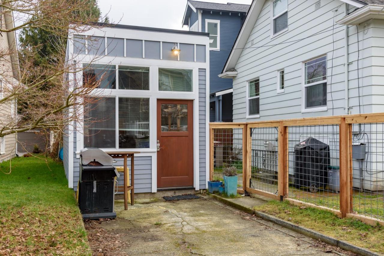Tiny House By Kabino Mini Modern Tiny Home Heart Of Green Lake Pet Friendly Wifi Loft Up Ladder Plus Sleeper Sofa Seattle Exteriör bild
