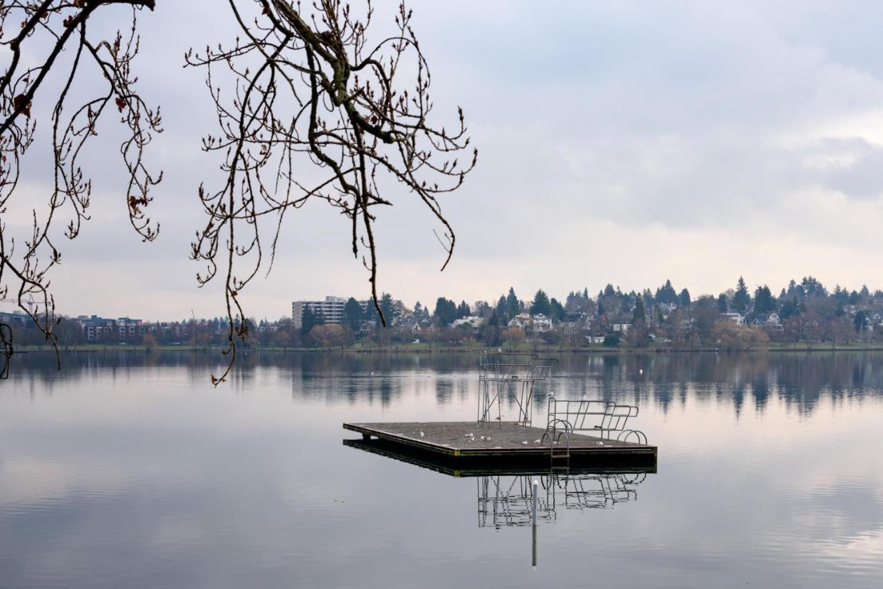 Tiny House By Kabino Mini Modern Tiny Home Heart Of Green Lake Pet Friendly Wifi Loft Up Ladder Plus Sleeper Sofa Seattle Exteriör bild