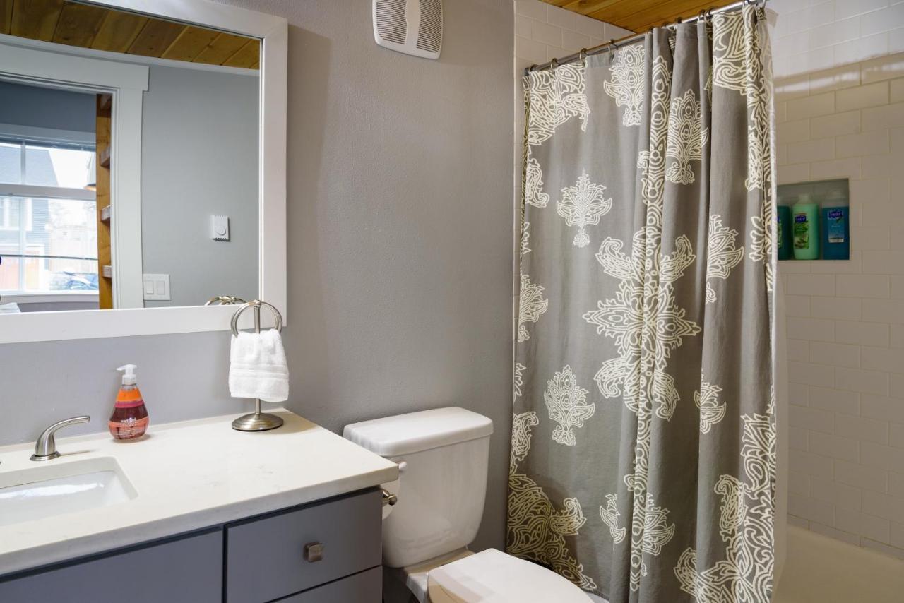 Tiny House By Kabino Mini Modern Tiny Home Heart Of Green Lake Pet Friendly Wifi Loft Up Ladder Plus Sleeper Sofa Seattle Exteriör bild